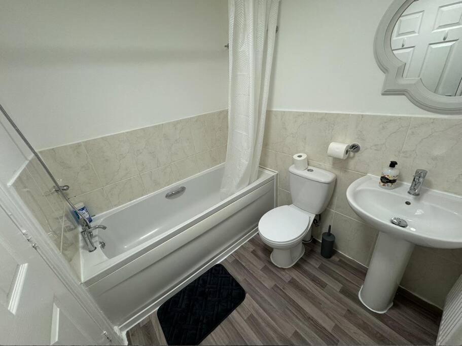 Modern Townhouse - 3 Bed 2.5 Bath 2 Private Gated Parking Villa Wellingborough Exterior photo