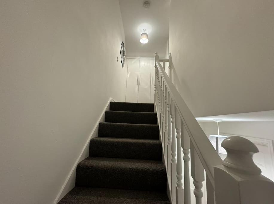 Modern Townhouse - 3 Bed 2.5 Bath 2 Private Gated Parking Villa Wellingborough Exterior photo